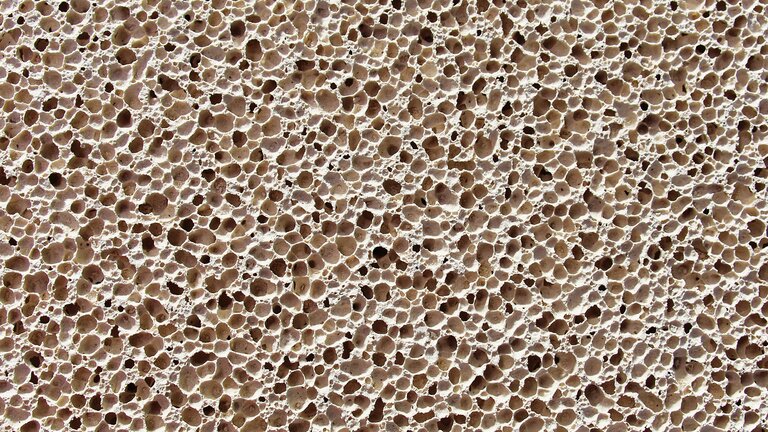 Calciumsulfatbasierte Mineralschaum-Dämmplatte mit Poren.